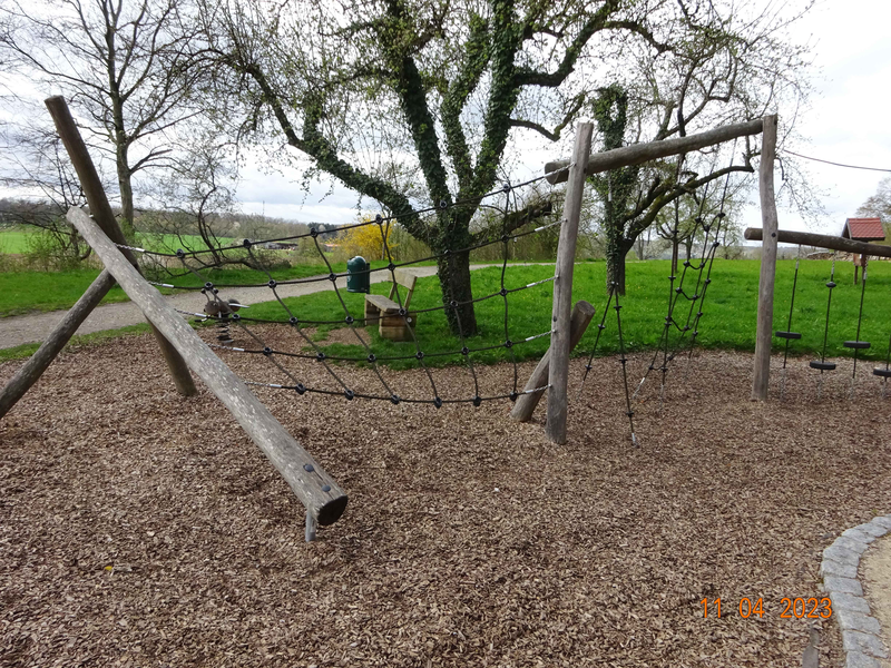 Spielgeräte auf dem Spielplatz am Steinbruch in Roßwälden