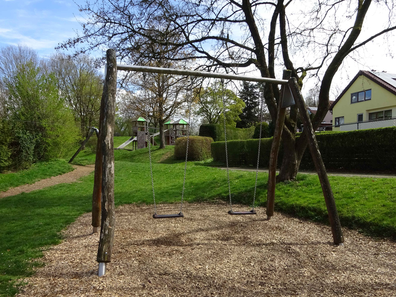 Schaukel auf dem Spielplatz in den Messenwiesen in Roßwälden