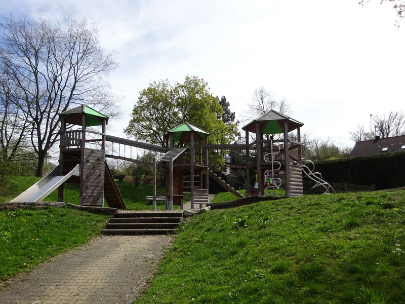 Spielgeräte auf dem Spielplatz in den Messenwiesen in Roßwälden