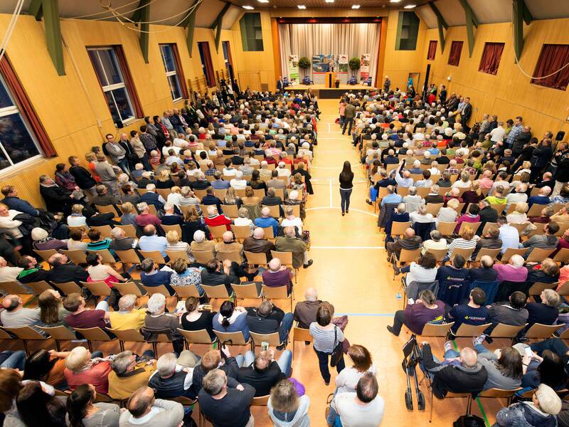 Turn- und Festhalle mit Reihenbestuhlung und Bühnennutzung