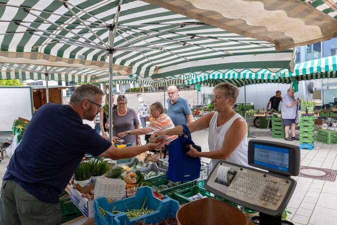 Ebersbacher Wochenmarkt in der Ludwigstraße