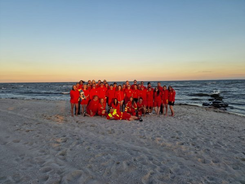 DLRG Ortsgruppe Ebersbach bei der Rettungswache am Strand